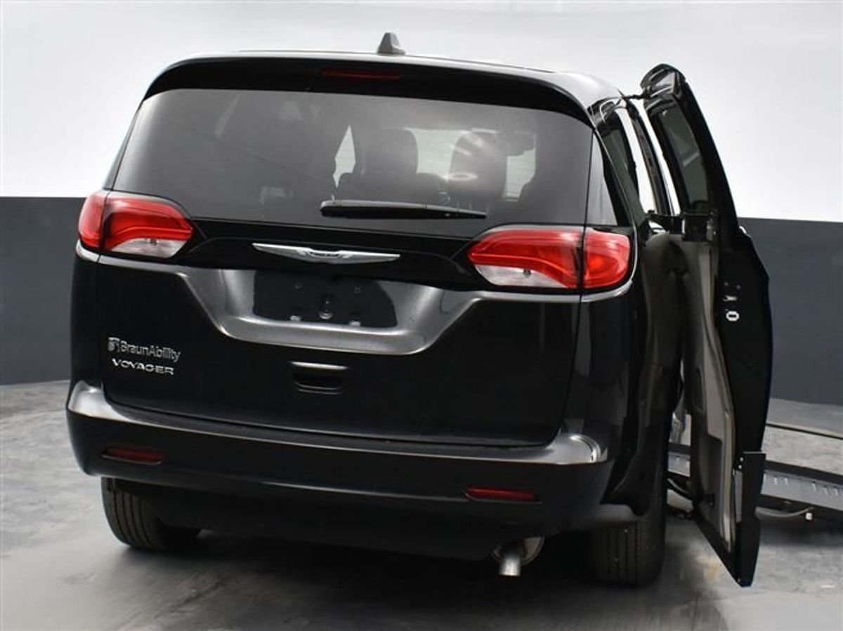 Black Chrysler Voyager image number 10