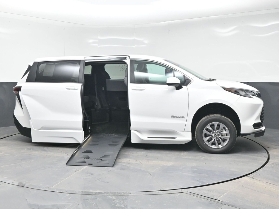 New 2025 Toyota Sienna Hybrid LE - BraunAbility Side Entry Entry Fold Out Automatic Ramp