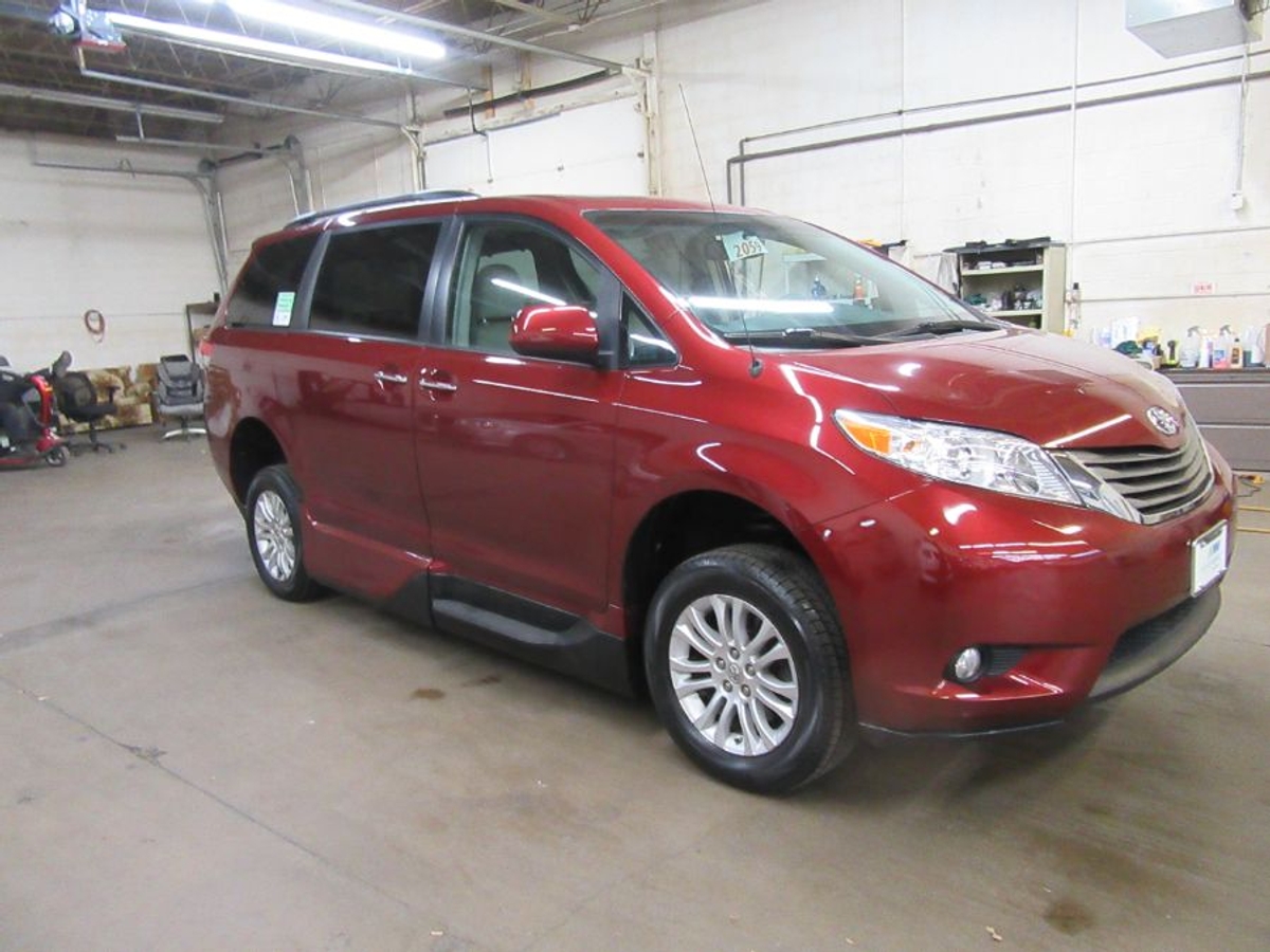 2014 TOYOTA SIENNA - Image 19