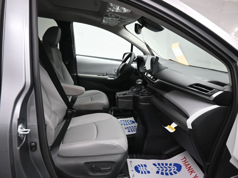 Grey Toyota Sienna image number 6