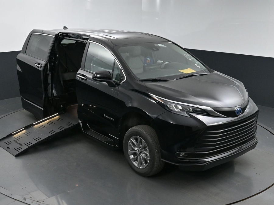 New 2025 Toyota Sienna Hybrid XLE Base - BraunAbility Side Entry Entry Fold Out Automatic Ramp