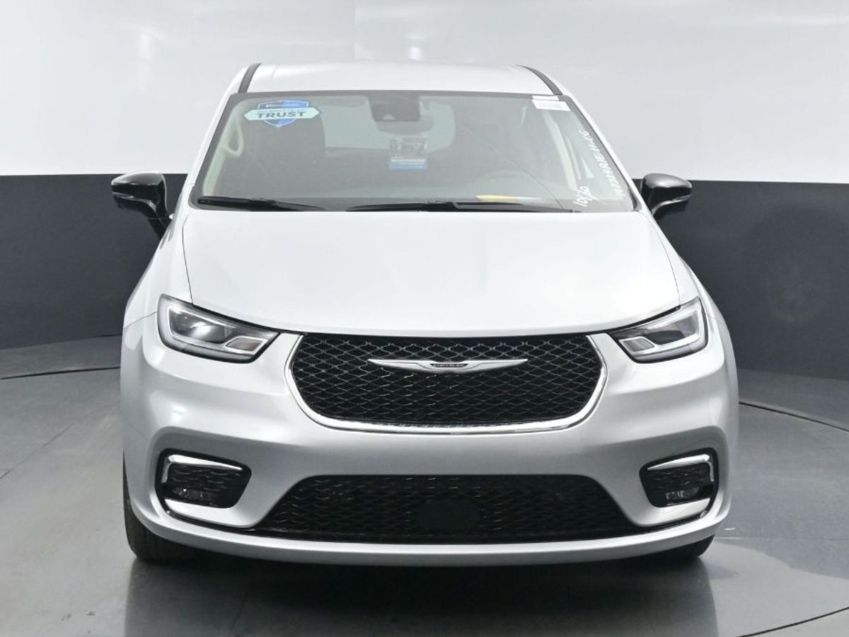 Silver Chrysler Pacifica image number 15