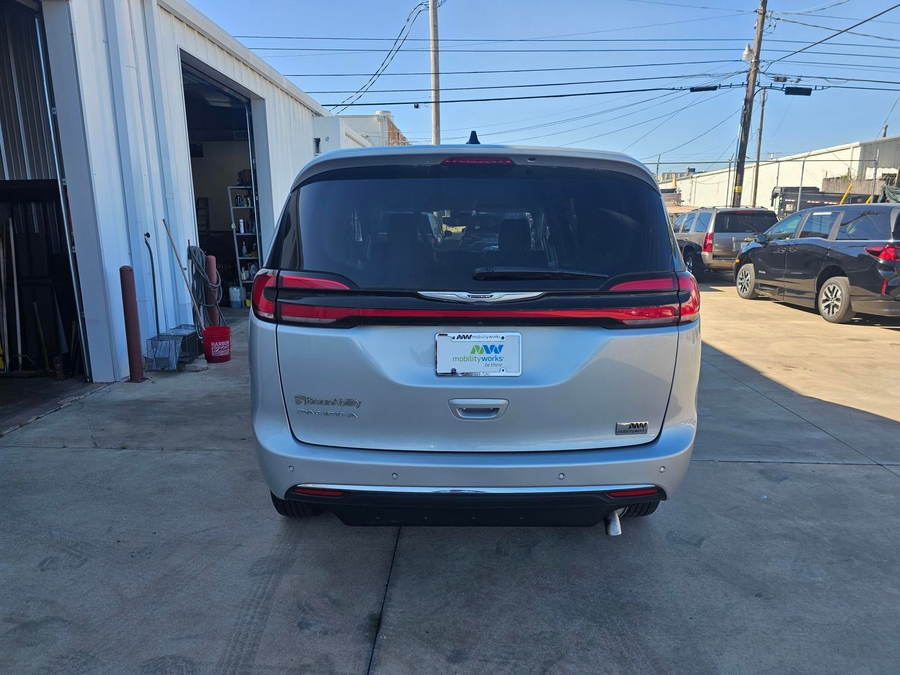 Silver Chrysler Pacifica image number 3