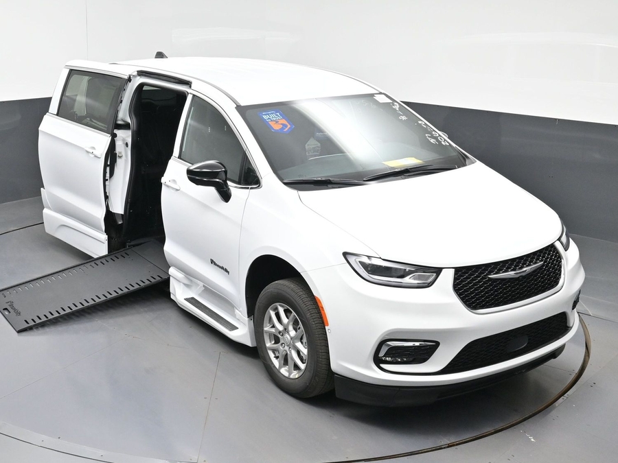 White Chrysler Pacifica image number 9