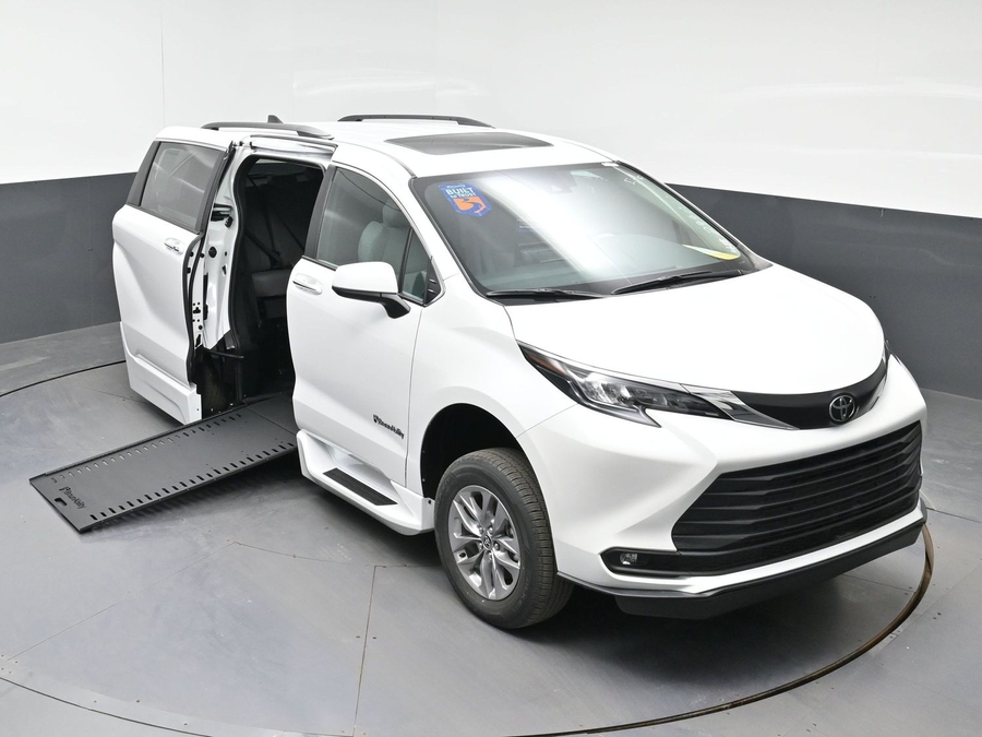White Toyota Sienna image number 19