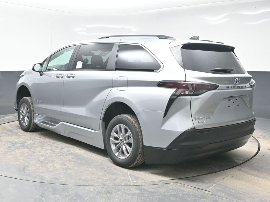 Silver Toyota Sienna image number 4