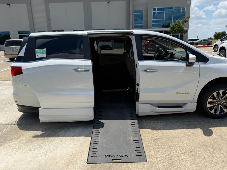 White Honda Odyssey image number 8
