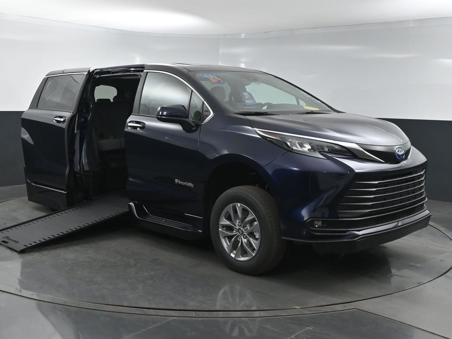 New 2025 Toyota Sienna Hybrid XLE Base - BraunAbility Side Entry Entry In Floor Automatic Ramp