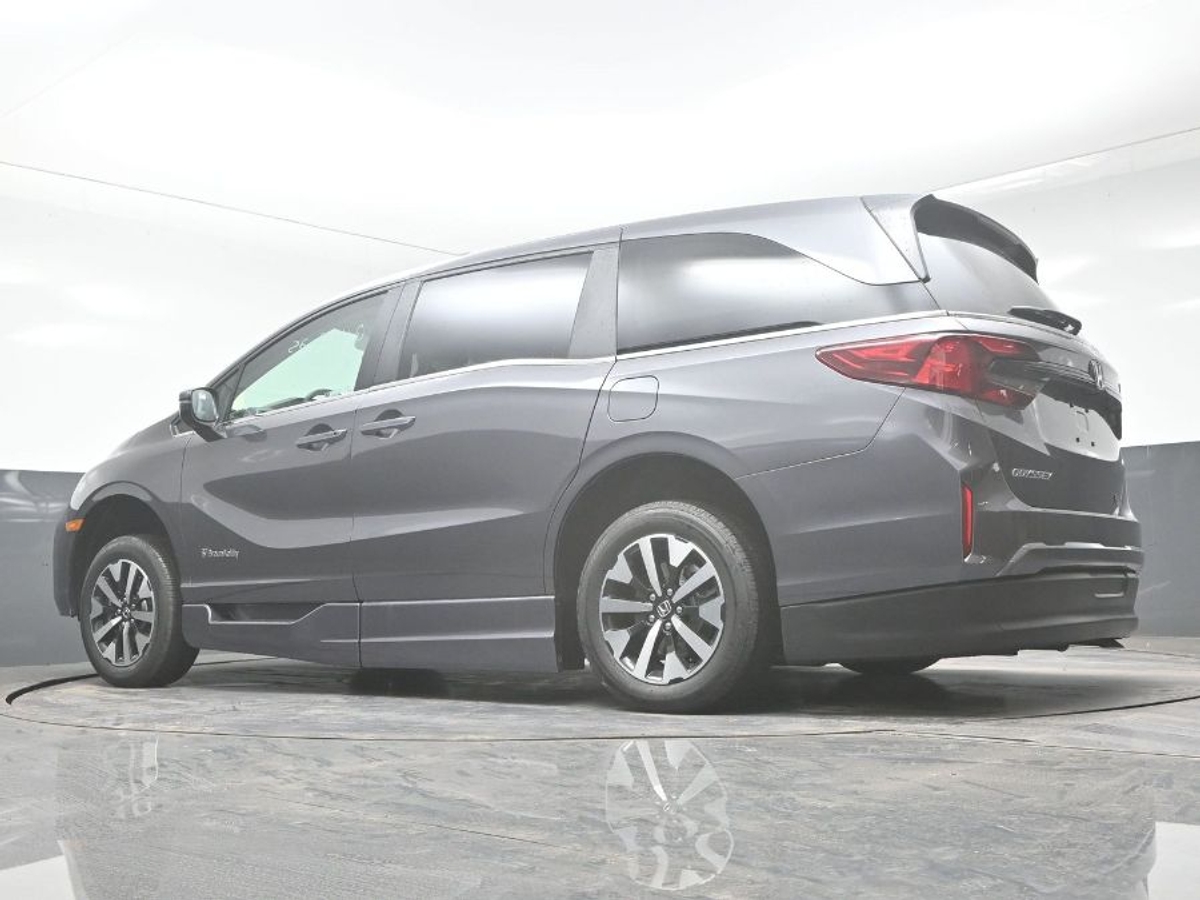Grey Honda Odyssey image number 20