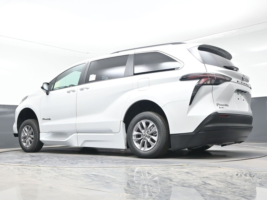 New 2026 Toyota Sienna Hybrid XLE Base - BraunAbility Side Entry Entry Fold Out Automatic Ramp