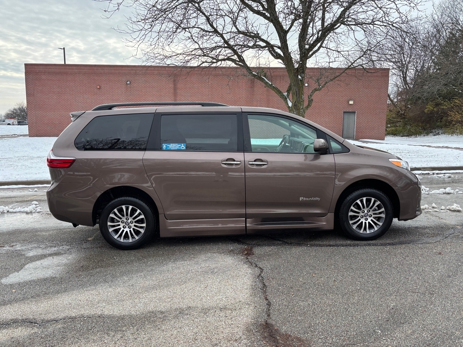 Used 2019 Toyota Sienna XLE Base - BraunAbility Side Entry Entry Fold Out Automatic Ramp