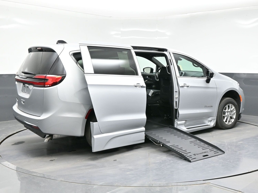 Silver Chrysler Pacifica image number 4