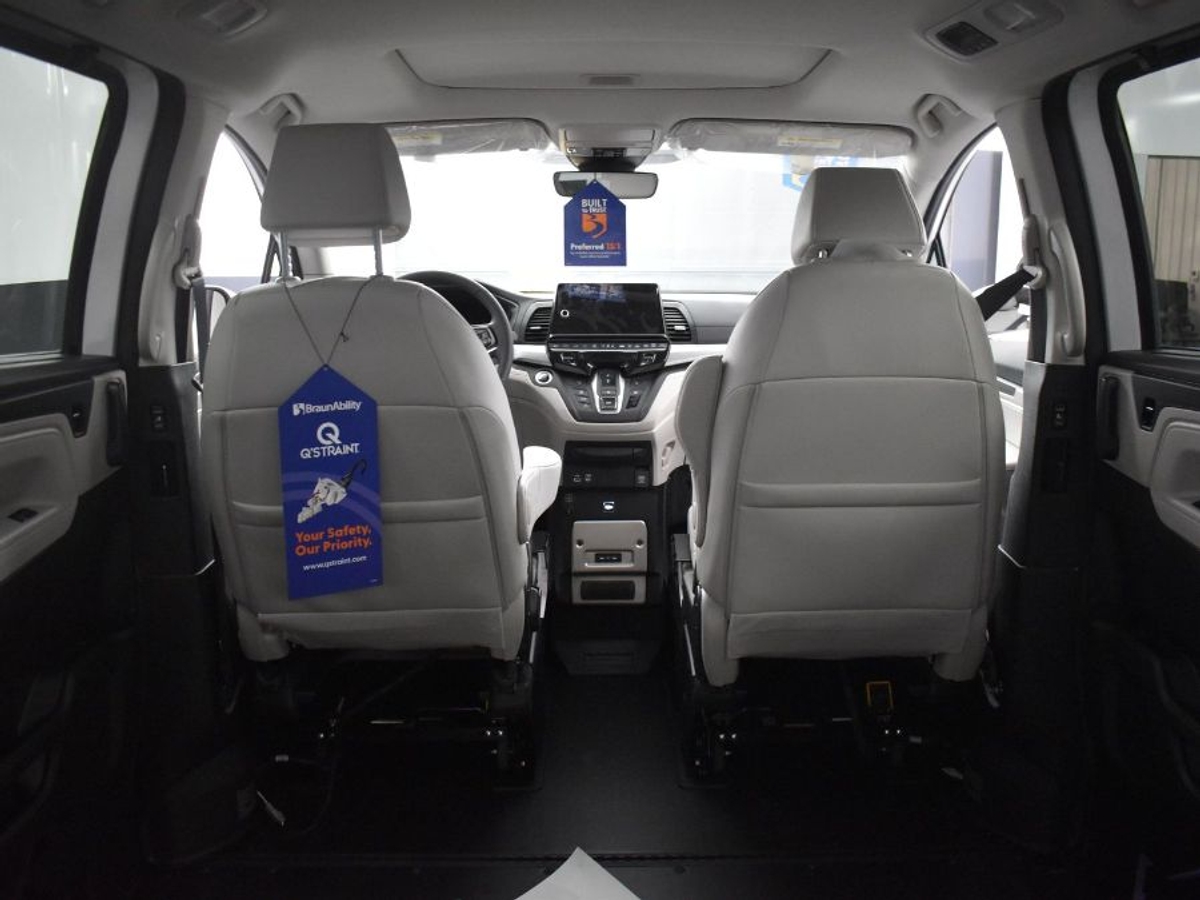 White Honda Odyssey image number 14