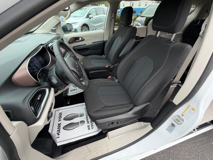 White Chrysler Voyager image number 6