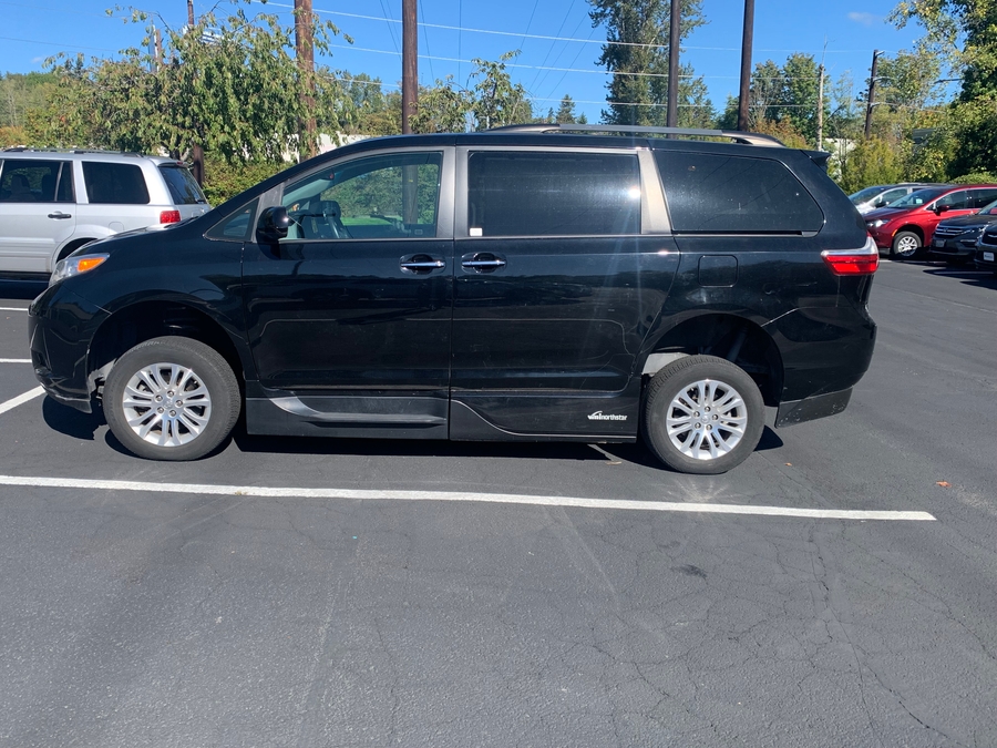 2017 Toyota Sienna XLE's photo