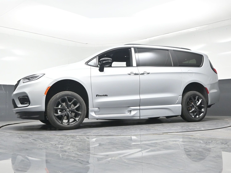 New 2026 Chrysler Pacifica Select Sport - BraunAbility Side Entry In Floor Automatic Ramp