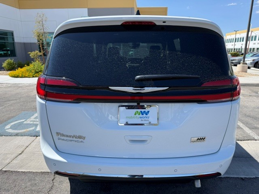 White Chrysler Pacifica image number 1