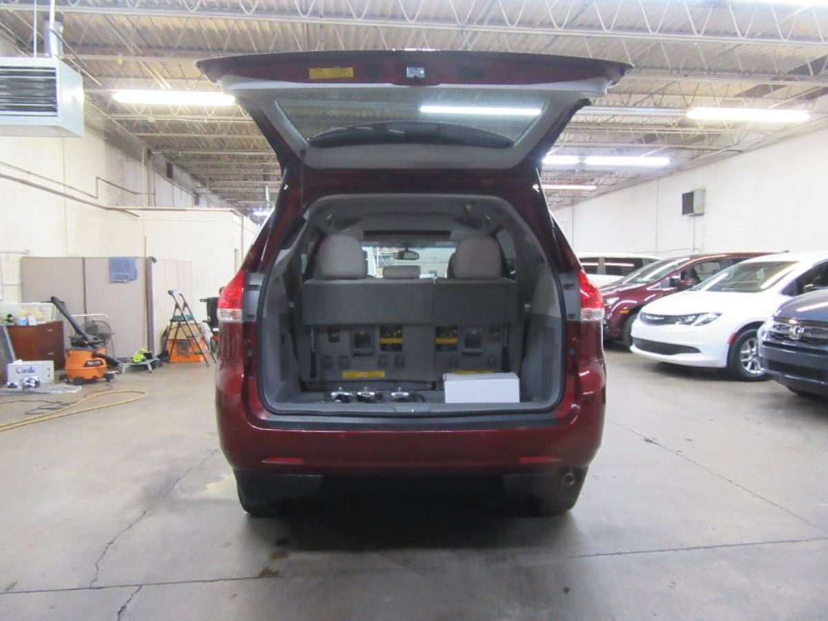 2014 TOYOTA SIENNA - Image 7