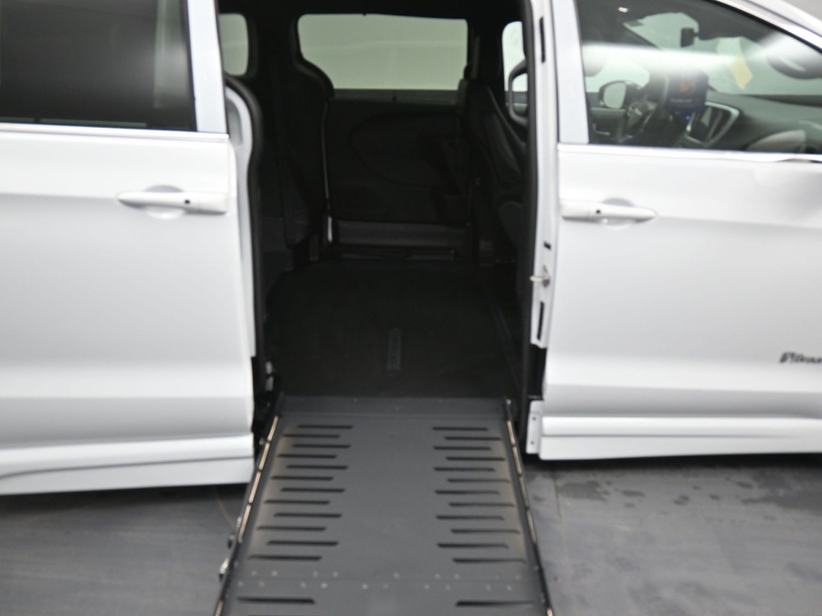 White Chrysler Pacifica image number 9