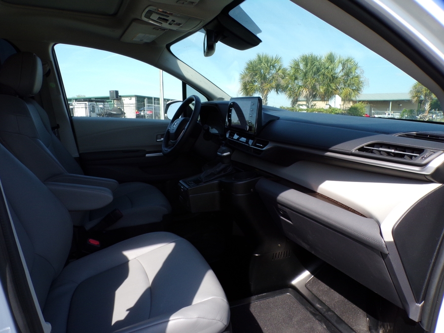 White Toyota Sienna image number 14