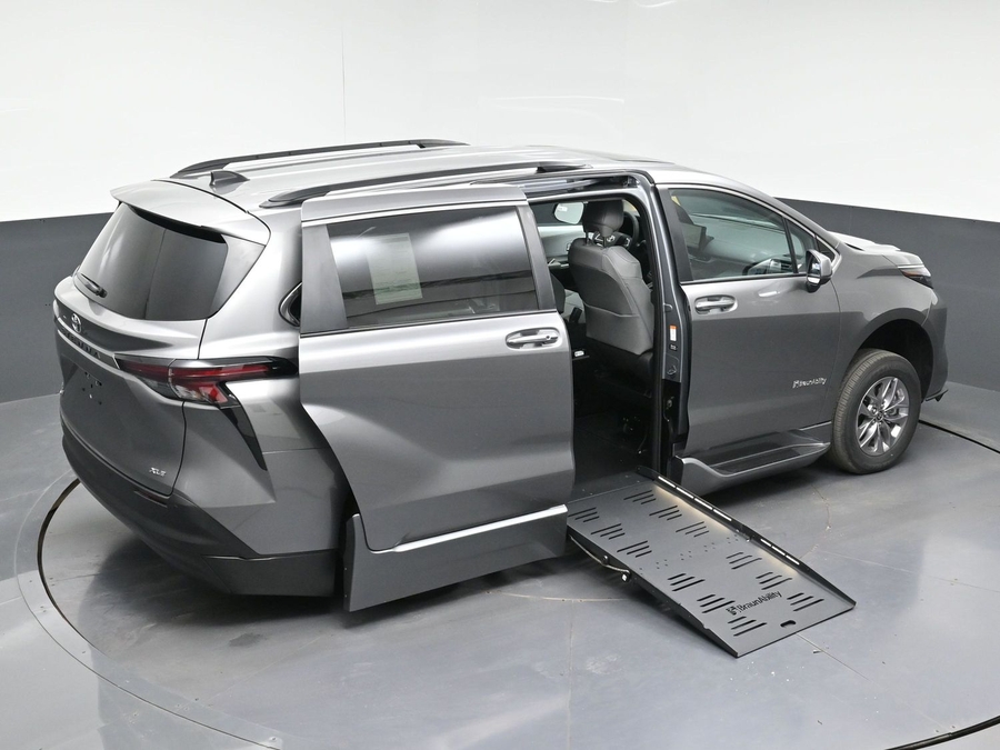 New 2026 Toyota Sienna Hybrid XLE Base - BraunAbility Side Entry Fold Out Automatic Ramp