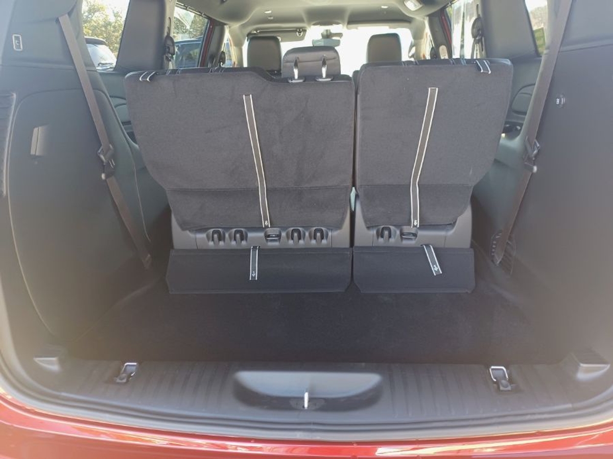 Red Chrysler Pacifica image number 19