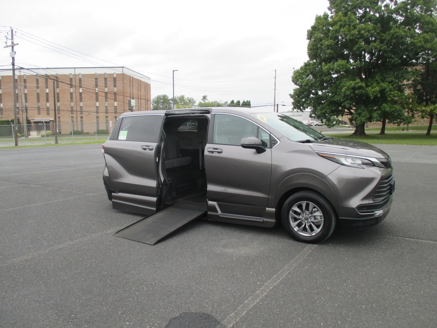  Toyota Sienna with Side Entry Automatic In Floor ramp