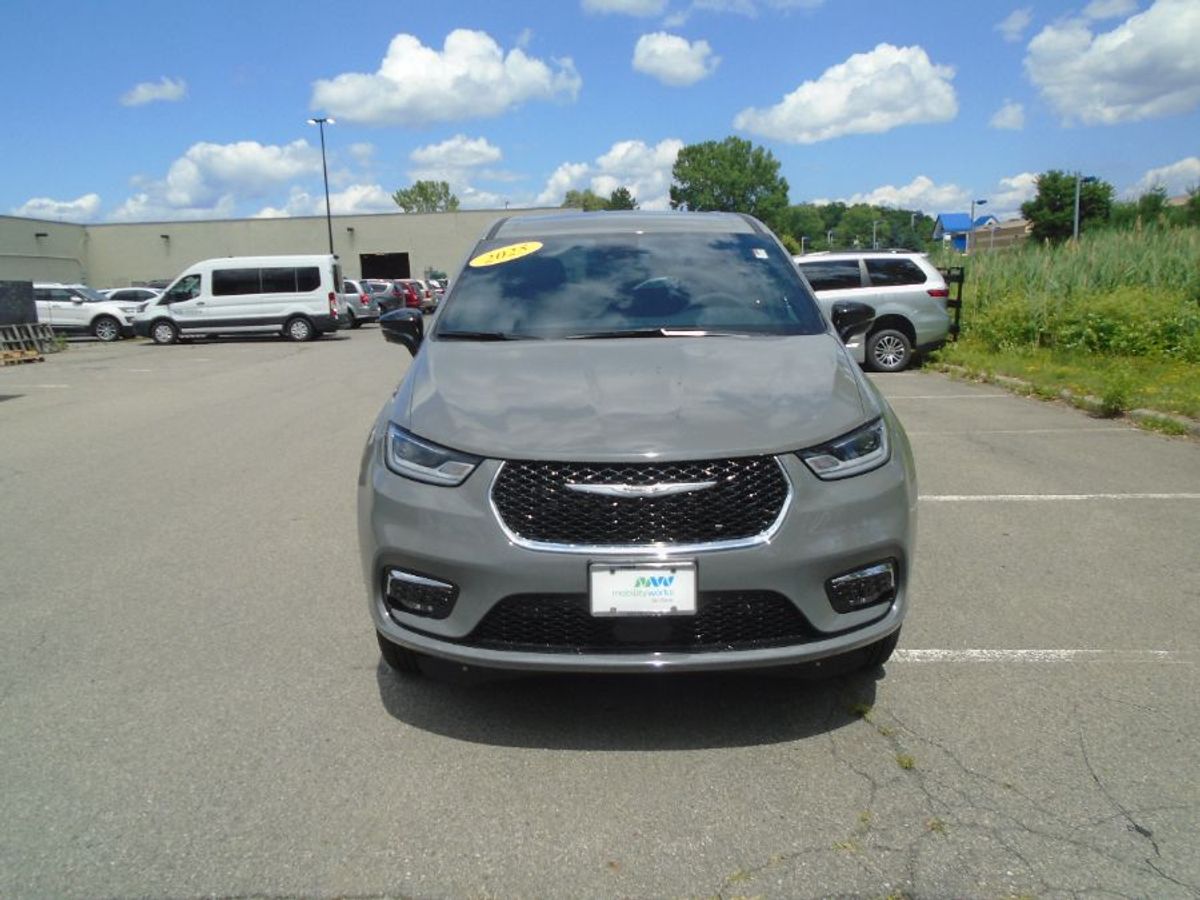 2025 Chrysler Pacifica Select's photo