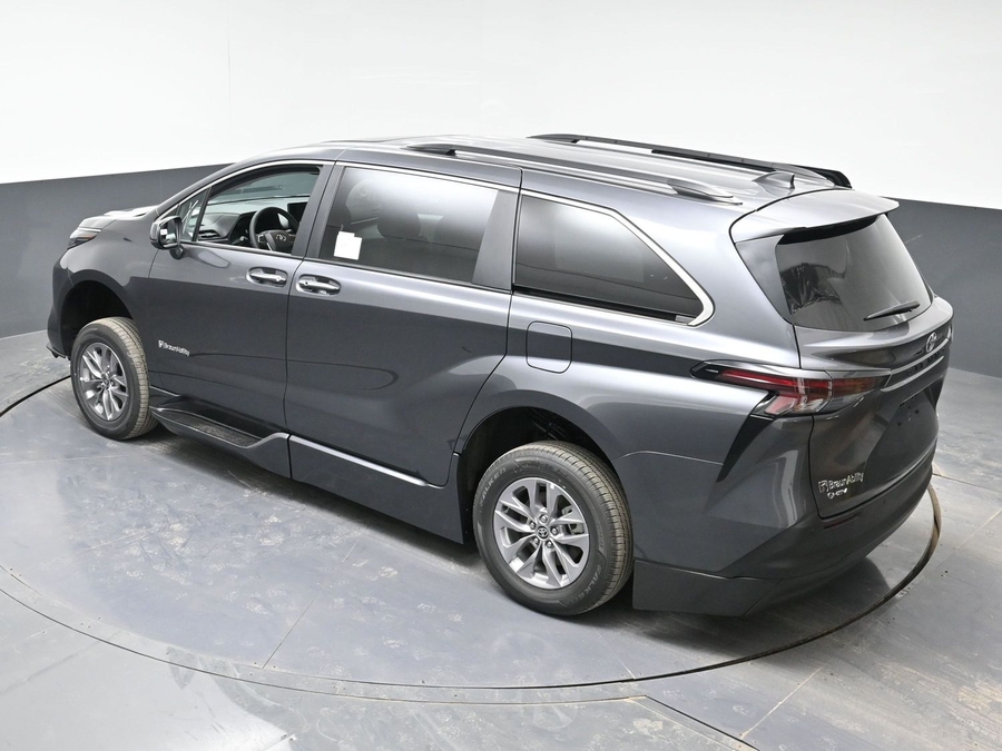 Grey Toyota Sienna image number 19