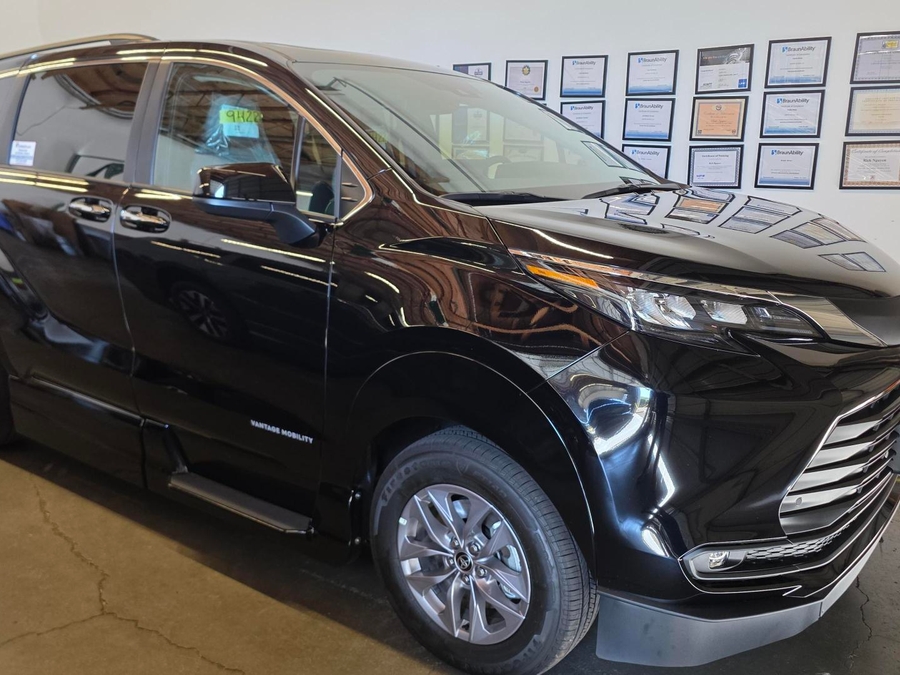New 2026 Toyota Sienna Hybrid XLE - VMI Side Entry In Floor Automatic Ramp