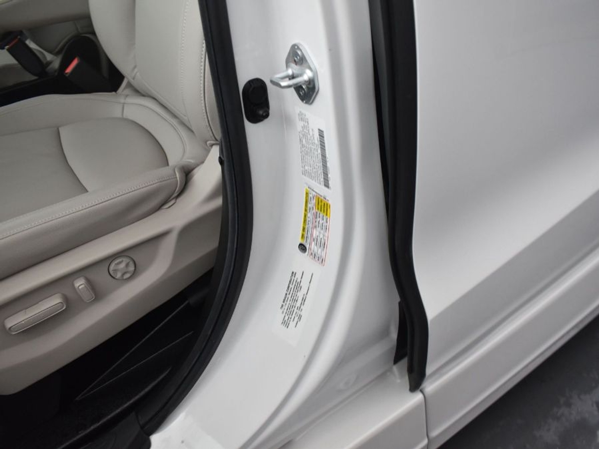 White Honda Odyssey image number 16