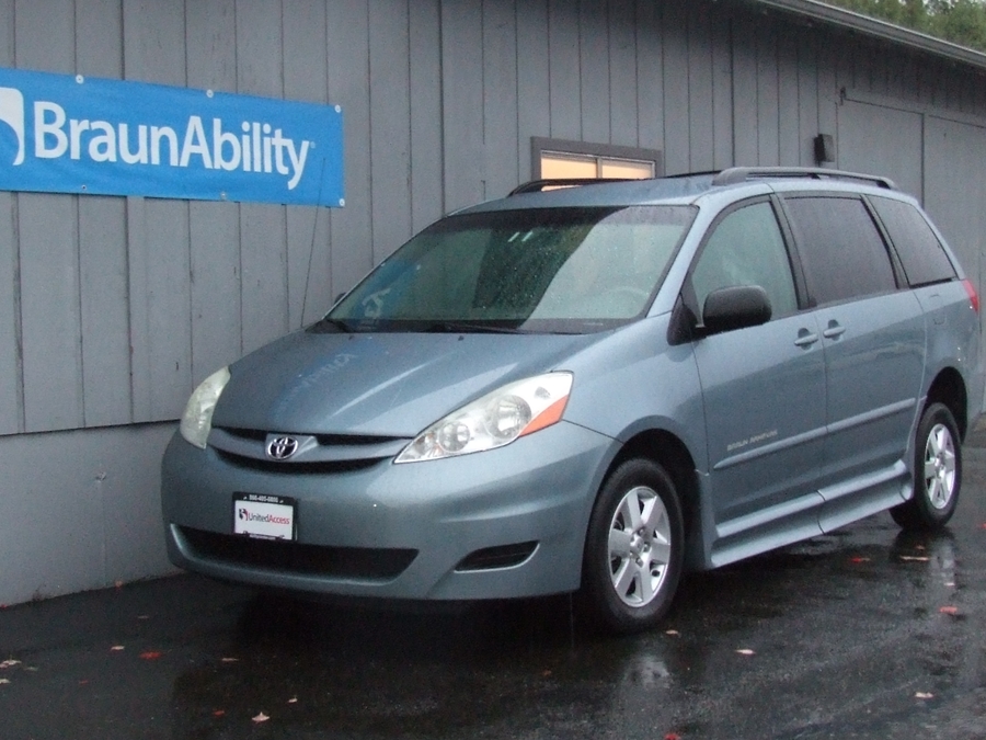 Used 2008 Toyota Sienna LE - BraunAbility Side Entry Entry Fold Out Automatic Ramp