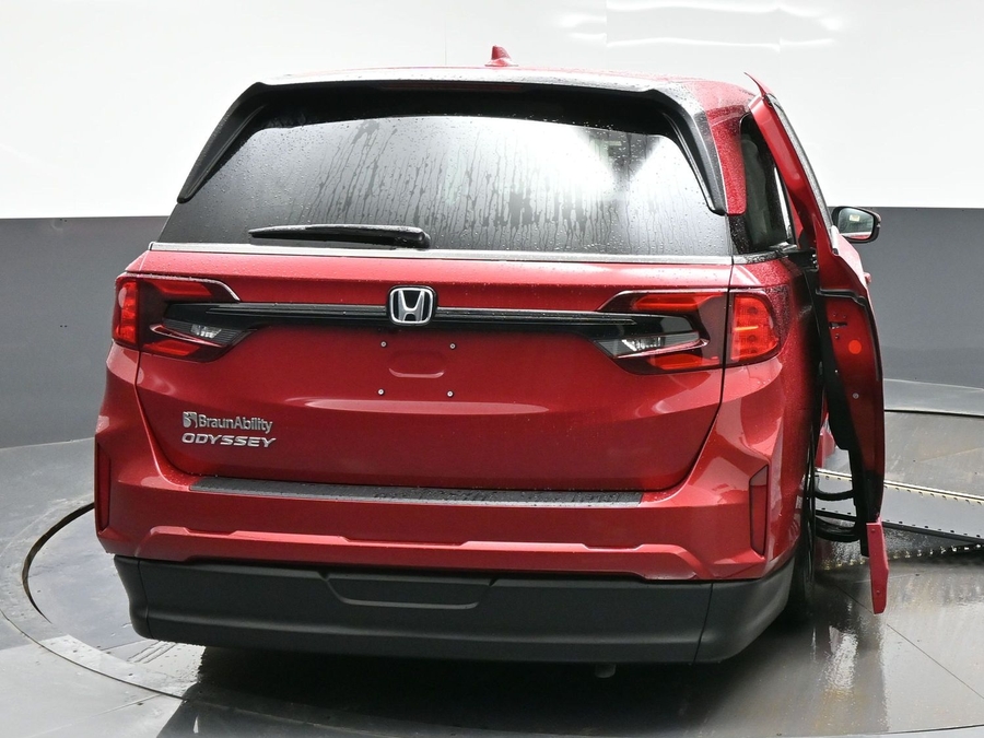 Red Honda Odyssey image number 2