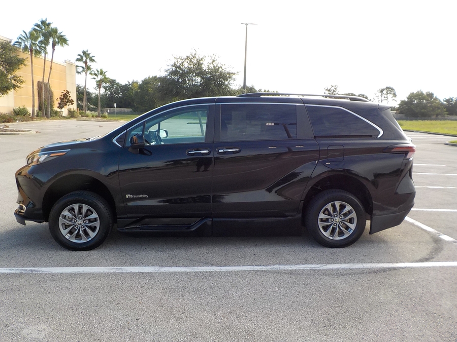 Black Toyota Sienna image number 27