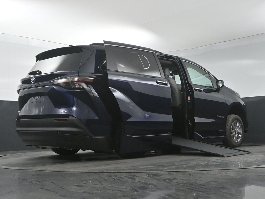 New 2025 Toyota Sienna Hybrid XLE Plus - BraunAbility Side Entry Entry In Floor Automatic Ramp