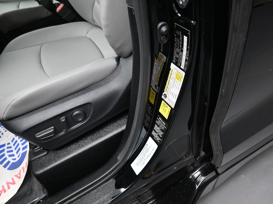 Black Toyota Sienna image number 16