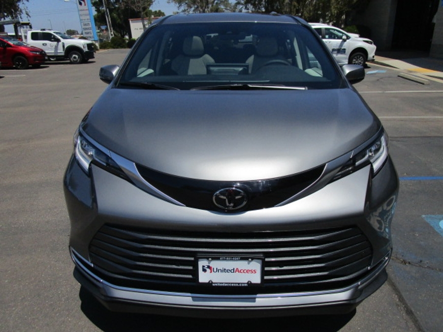New 2026 Toyota Sienna Hybrid XSE Sport - BraunAbility Side Entry Fold Out Automatic Ramp