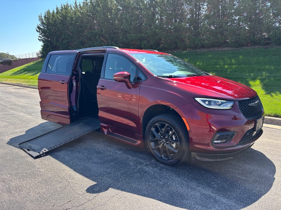 Used 2021 Chrysler Pacifica Touring L - BraunAbility Side Entry In Floor Automatic Ramp