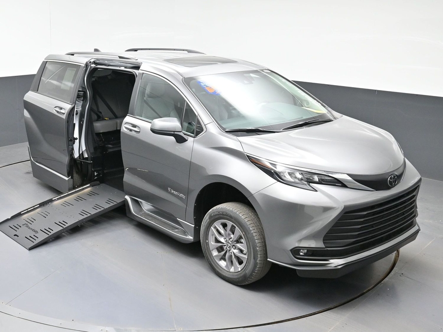 New 2026 Toyota Sienna Hybrid XLE Add - BraunAbility Side Entry Entry Fold Out Automatic Ramp
