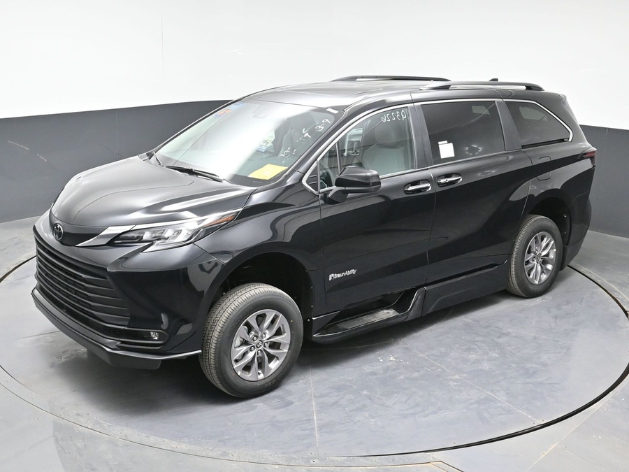 New 2026 Toyota Sienna Hybrid XLE Base - BraunAbility Side Entry Entry Fold Out Automatic Ramp