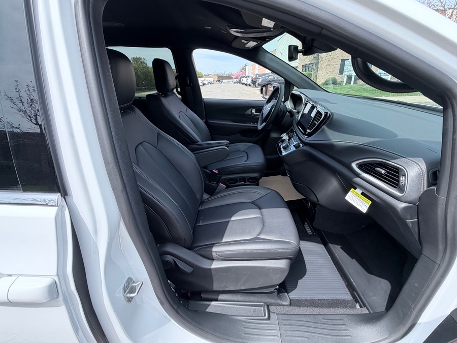 White Chrysler Pacifica image number 13