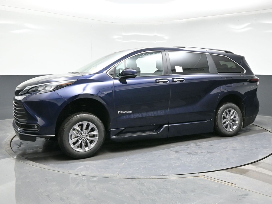 New 2026 Toyota Sienna Hybrid XLE Base - BraunAbility Side Entry Fold Out Automatic Ramp