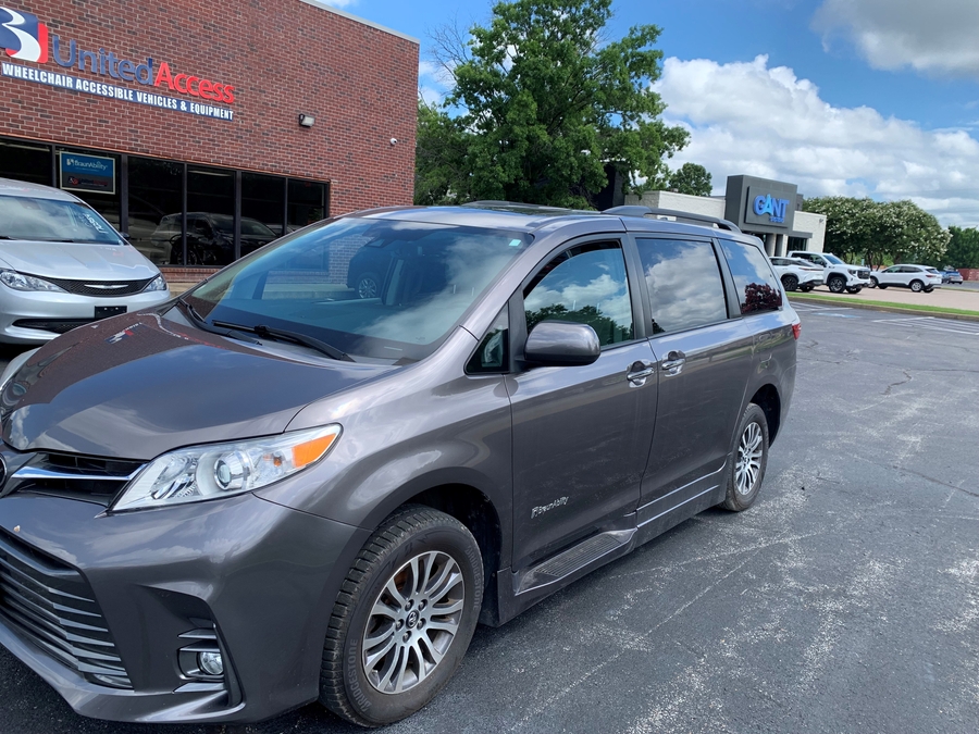 Used 2020 Toyota Sienna XLE - BraunAbility Side Entry In Floor Automatic Ramp