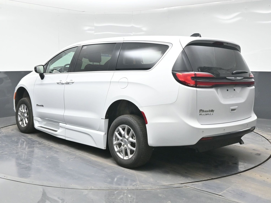 Used 2024 Chrysler Pacifica Touring L - BraunAbility Side Entry Entry Fold Out Automatic Ramp