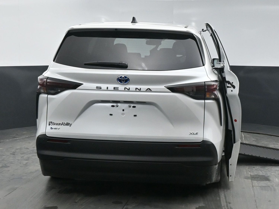 New 2025 Toyota Sienna Hybrid XLE Base - BraunAbility Side Entry Entry In Floor Automatic Ramp