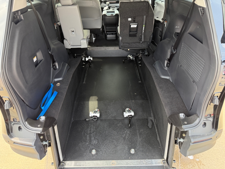 Imagen de la Toyota Sienna negra número 12