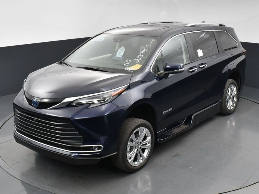 Blue Toyota Sienna image number 2