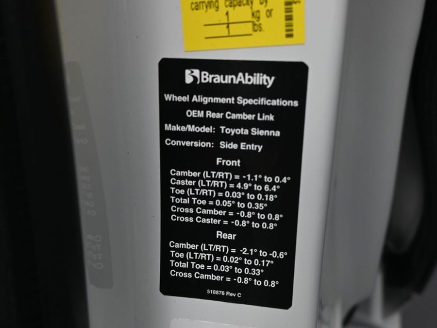 White Toyota Sienna image number 30