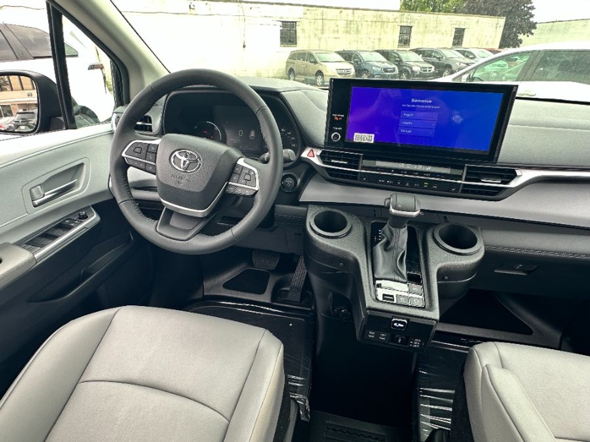 2025 TOYOTA SIENNA - Image 19
