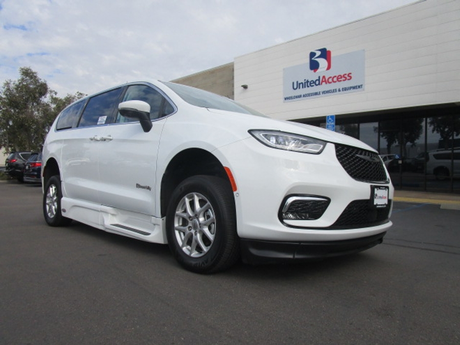 Used 2023 Chrysler Pacifica Touring L Safety - BraunAbility Side Entry Entry In Floor Automatic Ramp